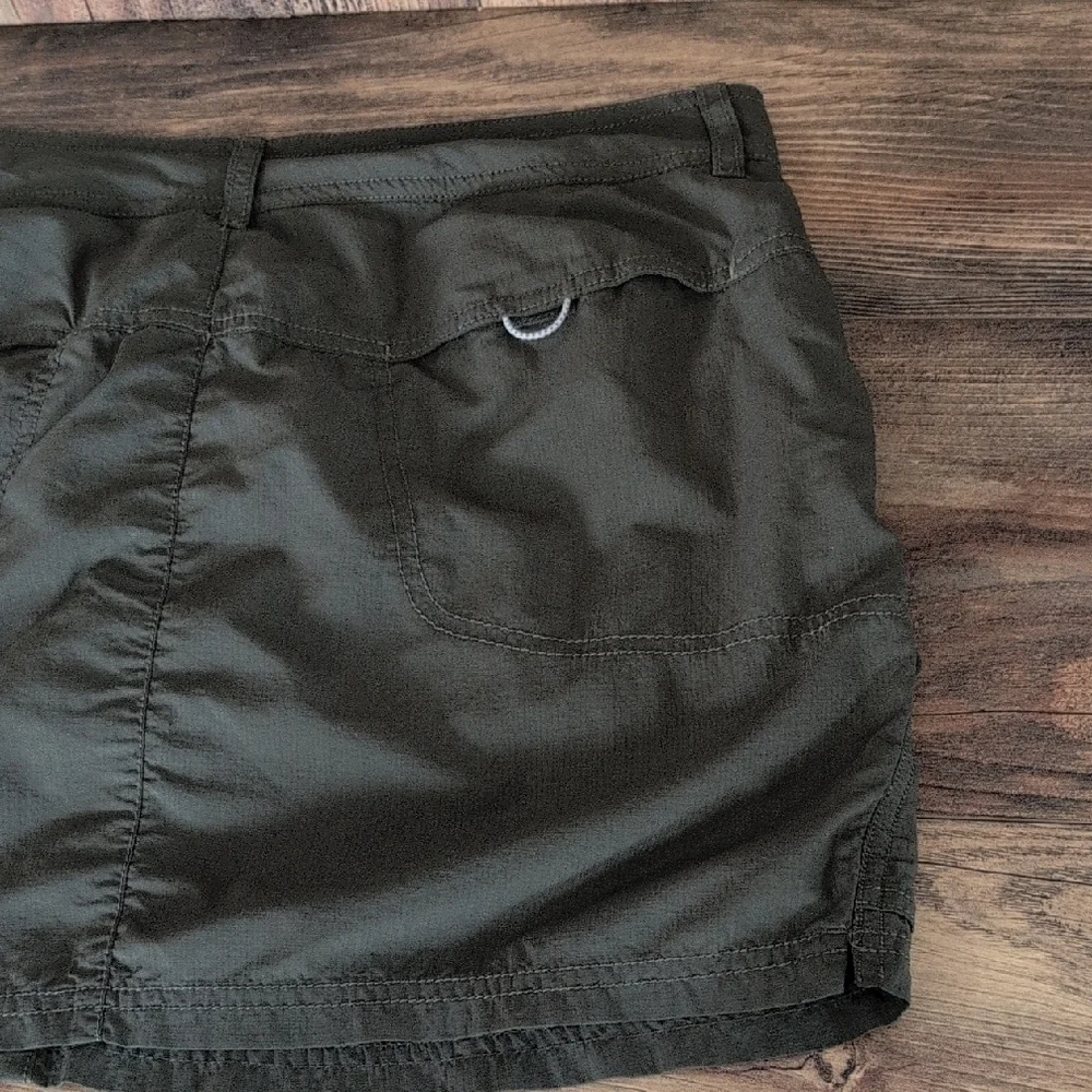 Columbia Forest Green Omni Shade Sun Protection Skorts 10